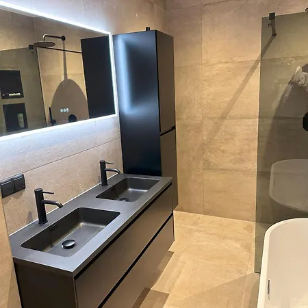 160 Sqm In Museum Quarter 아파트 *